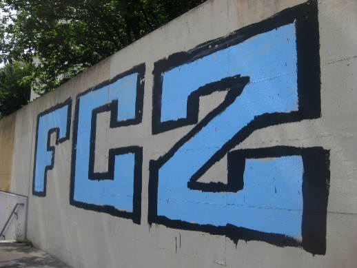 Riesiges FCZ Graffiti Zrich Autobahn A1 zwischen Aubrugg und Schneichtunnel K12 Schwamendingen. Neu im August 2010