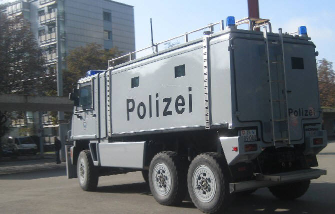stadtpolizei zürich rüstet für den krieg gegen die bevölkerung. zurich switzerland riot police prepare for war against the population