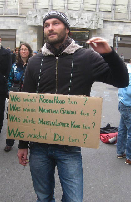 Occupy Paradeplatz Zürich, 5. November 2011. Was würde Robin Hood tun. Was würde Mahatma Gandhi tun. Was würde Mawrtin Luther King tun. Was würdest Du tun.