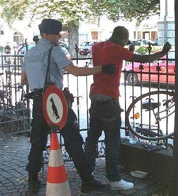Stadtpolizei Zrich. Pesonenkontrolle. Ein Schwarzer wird auf dem Kanzleiareal gefilzt, vor allen Leuten gedemtigt und nachher stehen lassen.