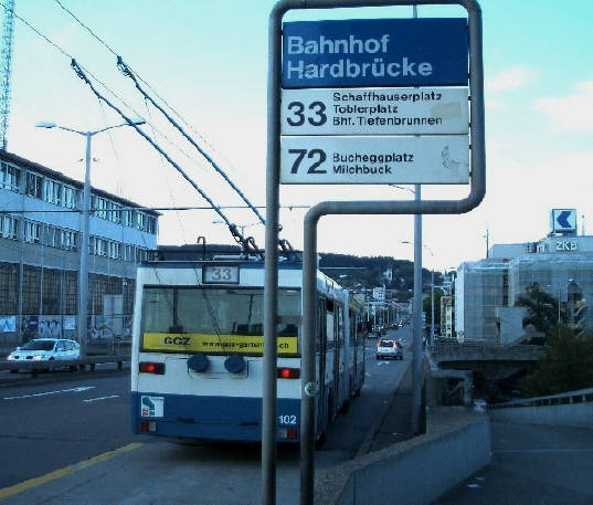 33er Bus VBZ Zri Linie. Bus der Linie 33 bei der VBZ Haltestelle Hardbrcke. Bahnhof SBB Zrich Hardbrcke. Bushalt fr 33er und 72er Bus. Hinten im Bild der Hnggerberg und Wipkingen.