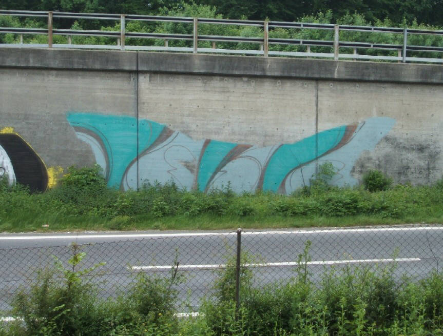 graffiti an autobahn vis-a-vis glattzentrum parkgarage