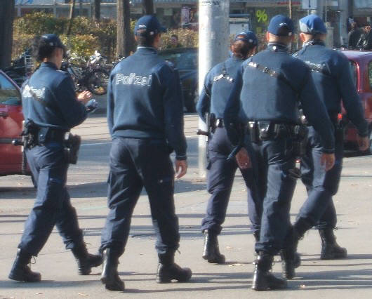 Stadtpolizei Zrich auf Patroille am Helvetiaplatz Zrich. 