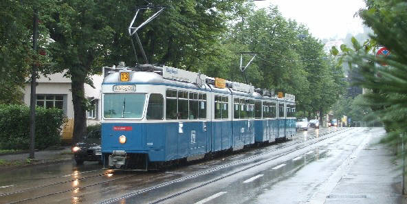 Altes 13er Tram Typ Mirage auf der Hönggerstrasse von Höngg Richtung Wipkingerplatz mit Endstation Albisgütli  fahrend. VBZ Züri-Linie. Tramlinie 13. Modell Mirage-Tram. Viele Mirages wurden bereits ausgemustert und nach der Ukraine verkauft.