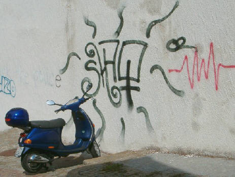Vespa von Piaggio und graffiti tags in zürich-wipkingen hönggerstrasse