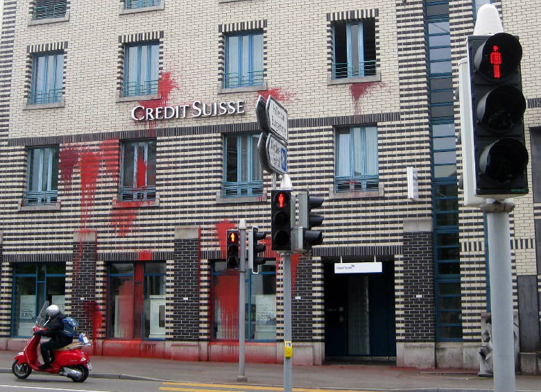 farbanschlag auf credit suisse filiale hottingerplatz zürich im mai 2011