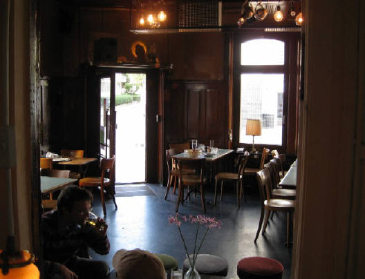 Blick ins Innere der Cafe Bar Nordbrücke in Zürich Wipkingen.