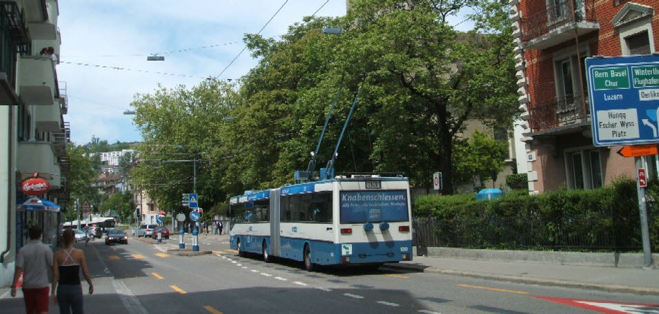 33er Bus Nordstrasse Zürich Wipkingen fährt Richtung Rosengartenstrassse. VBZ Züri-Linie Busllinie 33
