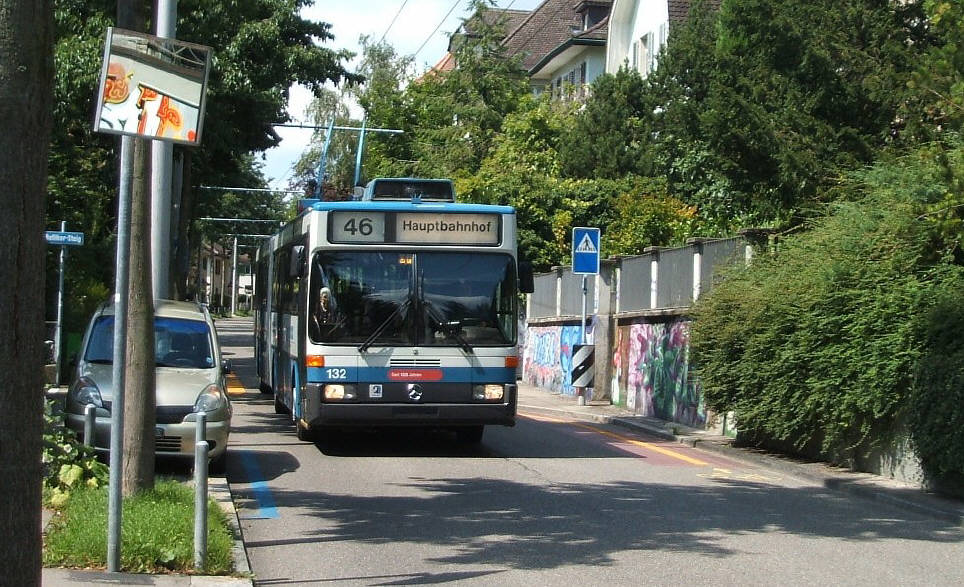 BUS Nr. 46 VBZ Zri-Linie fhrt Richtung Hauptbahnhof auf der Ottikerstrasse in Zrich-Hnng Stadtkreis 10