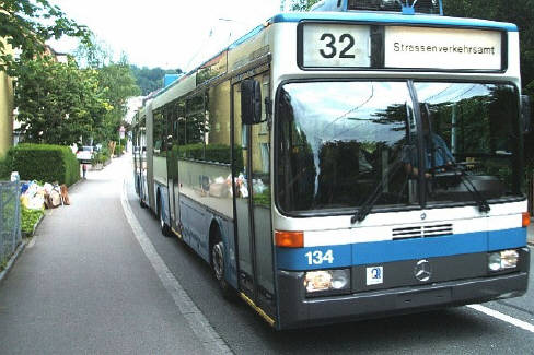 32er Bus VBZ Zri-Linie. Der Bus Nr. 32 fhrt hier auf der Rtelstrasse vom Bucheggplatz Richtung Limmatplatz mit Endstation Strasenverkehrsamt. Zrichs Buslinien.