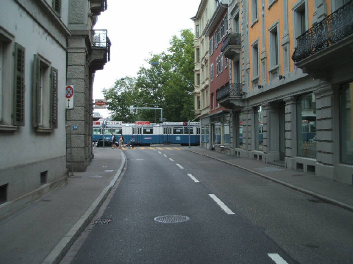 selnaustrasse zrich fotos 2er tram vbz zri linie auf sihlstrasse fahrend. hinter dem traum die gessnerallee. tramlinie 2. modell mirage.