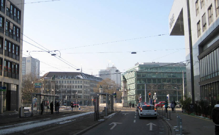 Tramhaltestelle Bahnhof Selnau. Blick zum Tamedia Hauptquartier, rechts die Neue Brse Selnau Zrich