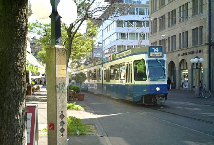14er tram VBZ Zri-Linie. Tram Numemr 14, Modell Tram 200, verlsst Tramhaltestelle Stauffacher in Richtung Tiremli.. Recths im Bild St. Jakob Confiserie