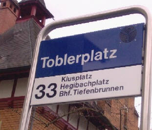 Bushaltestelle Toblerplatz. 33er Bus. VBZ Zri-Linie Buslinie 33 Richtung Klusplatz Hegibachplatz, Bhf. Tiefenbrunnen.