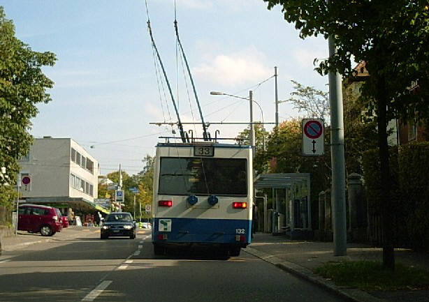 33er bus vbz zri-linie auf der toblerstrasse beim toblerplatz zrich