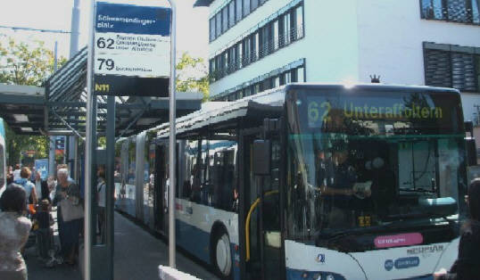 62er Bus VBZ Zri-Linie Bus 62 am Schwamendignerplatz Richtung Unteraffoltern. bushaltestelle Schwamendignerplatz Zrich Schwamendignen Kreis 12. Buslinie 62 und 79