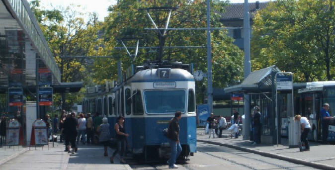 7er Tram VBZ Zri-Linie Tram 7 hlt am Schwamendingerplatz in Zrich Schwamendingen.  Hier noch ein altes Mirage-Tram der VBZ. Die Mirasge-Trams werden zur Zeit, d.h. 2009, eins nach dem anderen ausser Dienst gestellt.