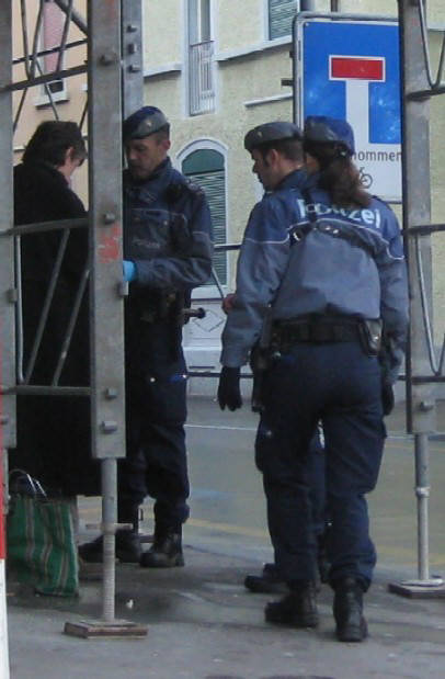 Polizeistaat Schweiz. Personenkontrolle der Stadtpolizei Zrich am Weihnachtstag 2009 an den Kanonengasse Zrich Aussersihl. 25. Dezember 2009