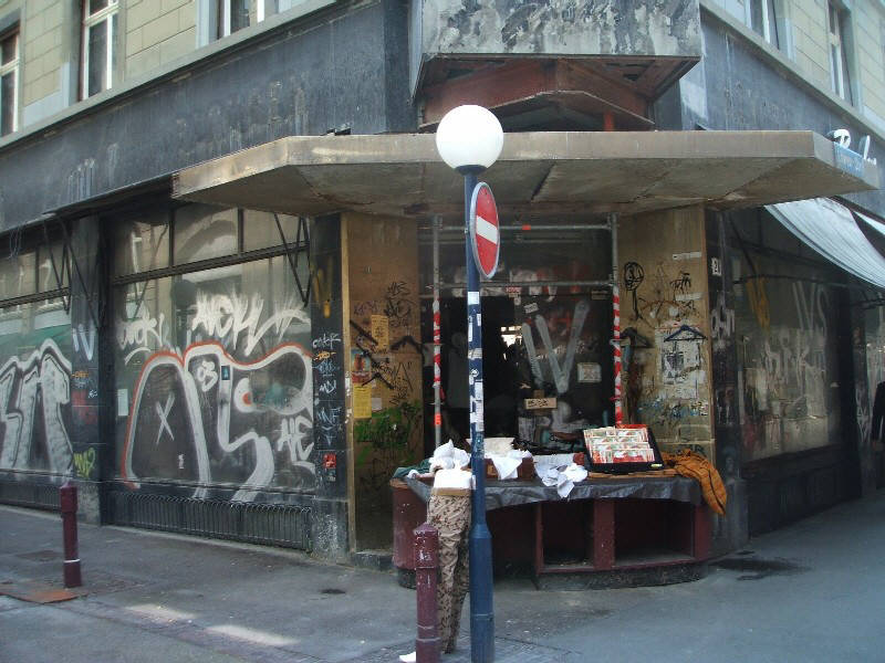 loewenstrasse loewenplatz graffiti street art bambus army shop