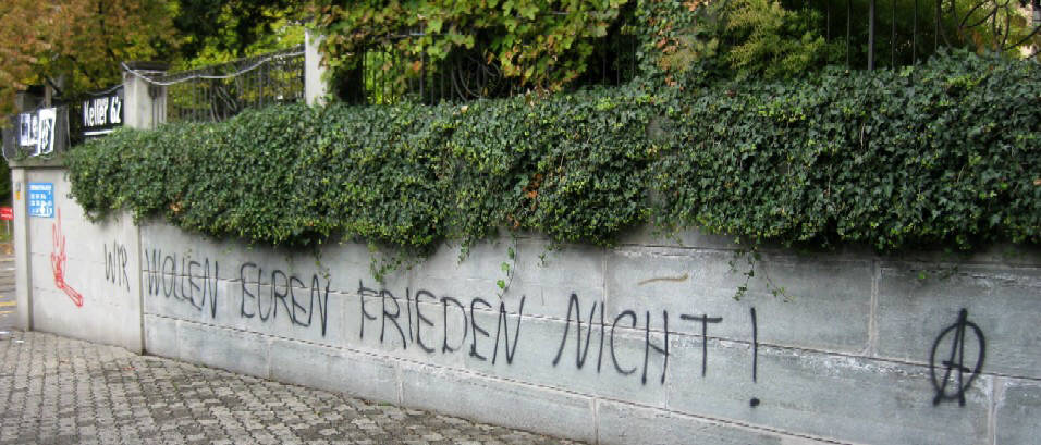 Wir wollen euren Frieden nicht! Anarchoparole Zrich Schweiz. Spontiparolen. Graffiti. Polit-Parolen sprayen.